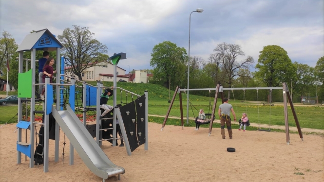 Rotaļu laukums Tīnūžos