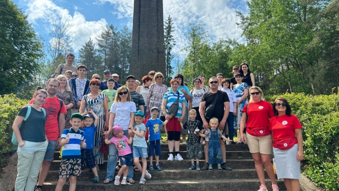 Daudz cilvēku stāv uz kāpnēm Nāves salā 01.06.2024.