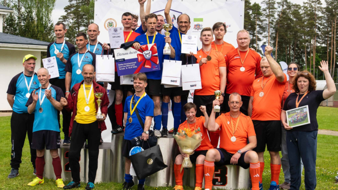 Ogres novada Sociālā dienesta Dienas centra “Saime” futbola komanda mini futbola turnīrā izcīnījusi 3. vietu! “Seni Cup 2025” ir starptautisks mini futbola turnīrs cilvēkiem ar īpašām vajadzībām, kurš noritēja jau 19 gadus pēc kārtas. Kopbilde