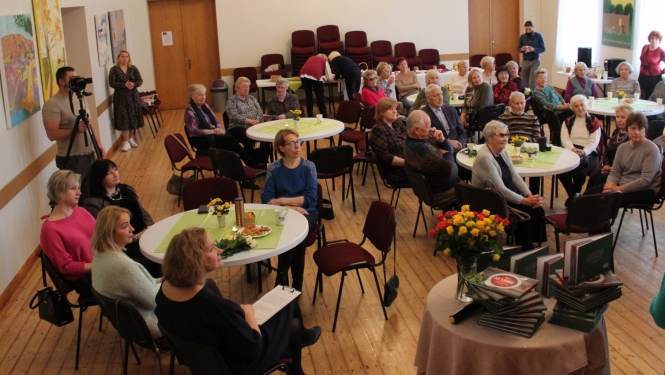 Ikšķiles Senioru pavāgrāmatas atklāšanas pasākums 08.11.2023. Seniori sēž pie galdiem