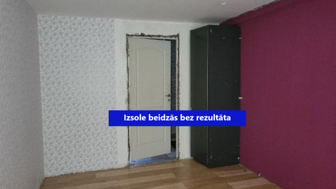 Balta istaba, viena siena rozā, durvis, izsole bez rezultāta