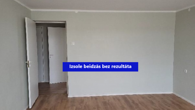 Balta istaba, izsole bez rezultāta