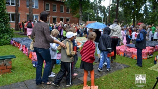 Skolēni arī šogad saņem skaistas skolas somas
