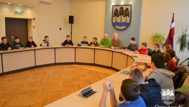 Pašvaldībā viesojas Jaunogres vidusskolas skolēni
