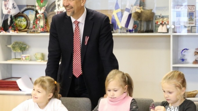Skolēni piedalās lentīšu veidošanā