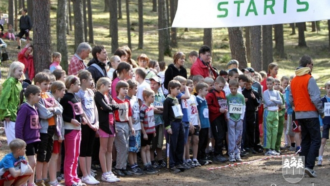 Skolēnu pavasara krosā 500 dalībnieku