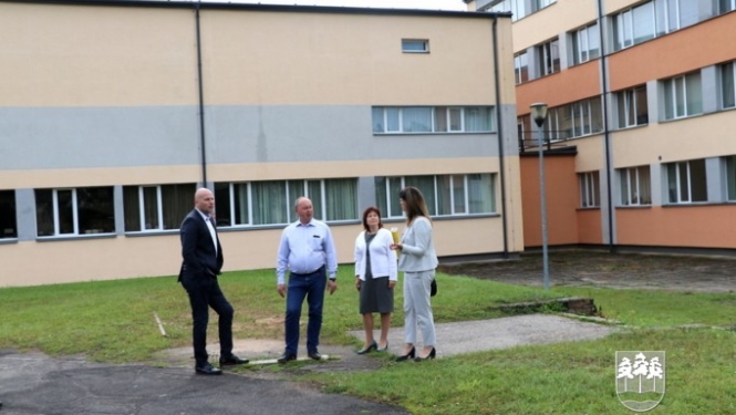Pašvaldība apseko pilsētas skolas pirms mācību gada sākuma