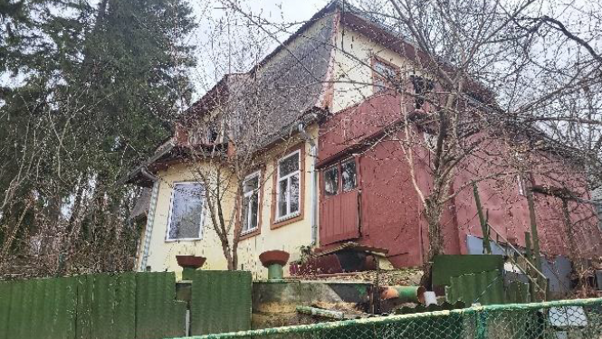 Ēka Smilšu iela 2, Ogre, brūna, 2.stāvu ēka, pelēks šīfera jumts