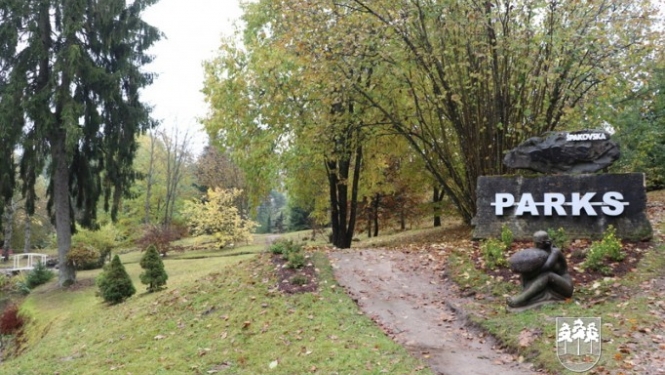 Pašvaldības darbinieki piedalās labiekārtošanas darbos Špakovska parkā