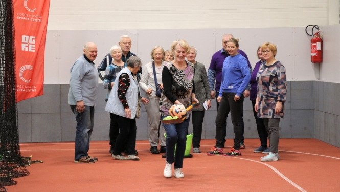 Ogres Invalīdu biedrības un Ogres Pensionāru biedrības aktīvie dalībnieki piedalās Sporta dienā