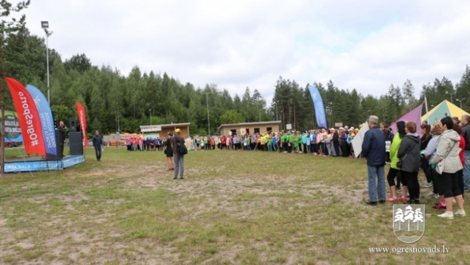 Izglītības iestāžu darbinieki sporto Zilajos kalnos
