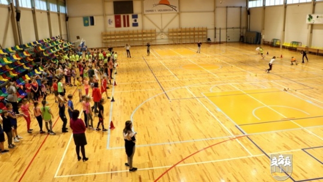 Ogres 1. vidusskolā sporto un eksperimentē