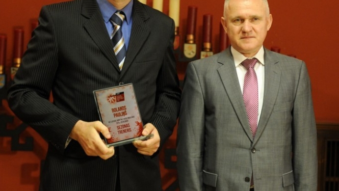Treneri Pauliņu un sešus jaunos basketbolistus sveic Saeimā
