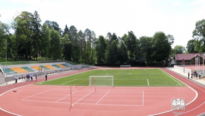 Ogres 1. vidusskolas stadions pieņemts ekspluatācijā