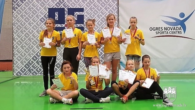 Skolēni sacenšas stafetēs un tautas bumbā