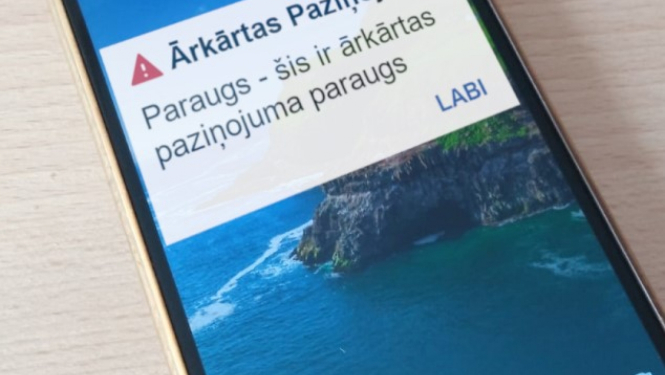 Ārkārtas paziņojuma paraugs uz telefona ekrāna. Latvijā ieviesta šūnu paziņojumu izsūtīšana jeb agrīnās brīdināšanas sistēma