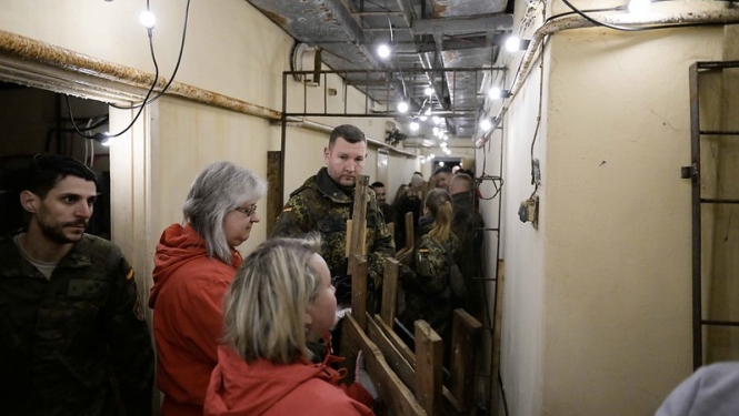 Cilvēki padod mantas talkas ietvaros 04.2024.