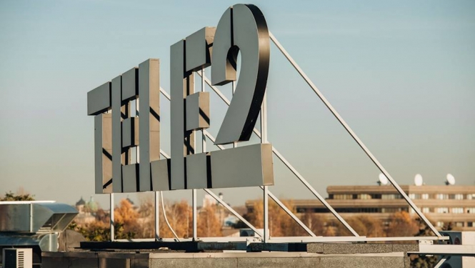 Tele2 uzraksts uz biroja ēkas jumta