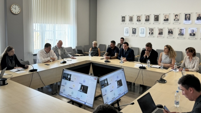 Pašvaldību, Satiksmes ministrijas un citu iestāžu pārstāvju sēž pie apaļā galda, diskusija 16.09.2024.
