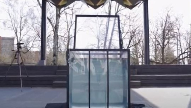 Iluzionists veic drosmīgu triku Ogres pilsētas skvērā