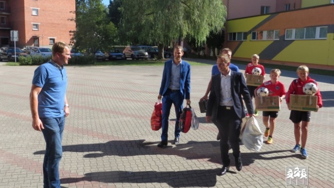 Ogres futbolisti iesaistās humānās palīdzības akcijā