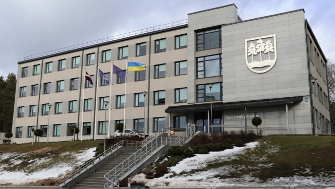 Pie Ogres novada pašvaldības ēkas pacelts Ukrainas karogs 