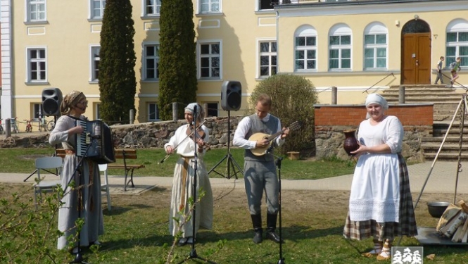 Suntažu vidusskolas skolēni iepazīst Ūsiņdienas tradīcijas