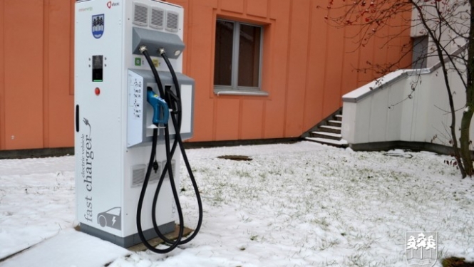 Ogrē uzstādīta Latvijā pirmā elektromobiļu ātrās uzlādes stacija