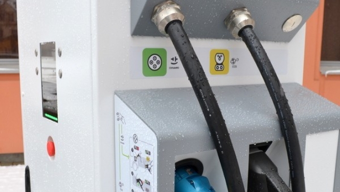 Ogrē uzstādīta Latvijā pirmā elektromobiļu ātrās uzlādes stacija