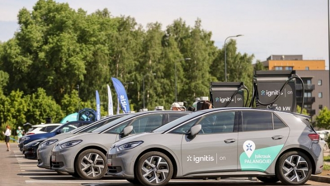 Vairāki pelēki elektromobiļi 
