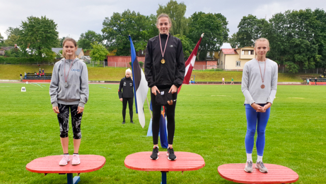 Ogres NSC vieglatlēti no Valgas atved septiņas godalgas