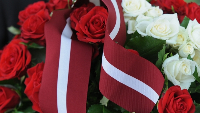 Ziedi un Latvijas karogs