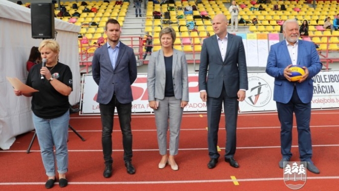 Volejbolisti no visas Latvijas tiekas Ogres stadionā
