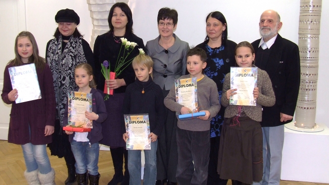 Vēstniece sveic mākslas skolas bērnus
