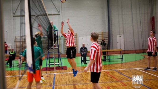 Skolu audzēkņi sacenšas volejbolā