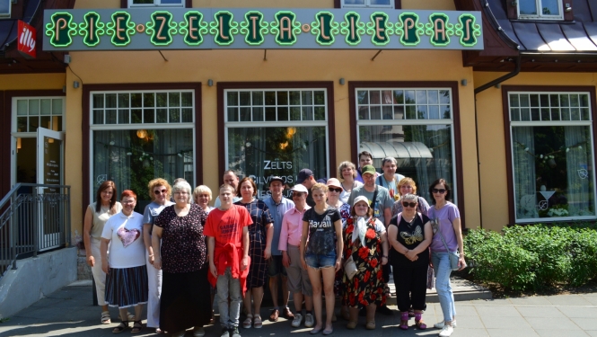 Cilvēki pie kafejnīcas Zelta liepa Ogrē 29.05.2024.
