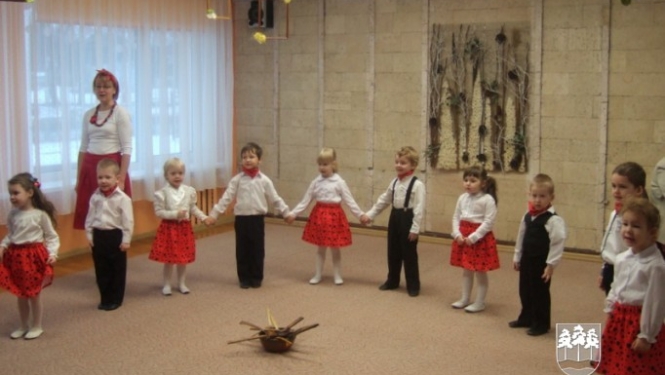 PII “Zelta sietiņš” priecē audzēkņu vecvecākus ar dziesmām un dejām
