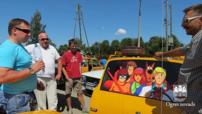Ogri izkrāšņo žiguļu parāde
