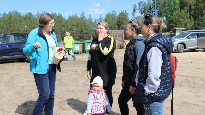 Aģentūras pārstāve Ieva Kraukle sarunājas ar ukraiņu ģimenēm