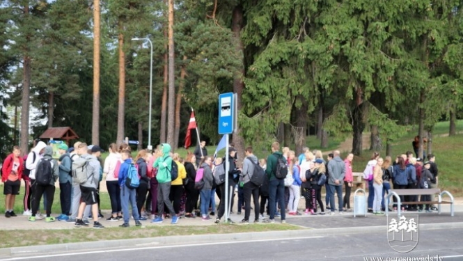 Skolēni dodas patriotiskā pārgājienā