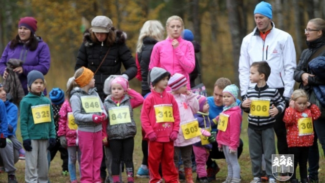 Vairāk nekā 200 skrējēju piedalās "Zilo kalnu rudens krosā 2015"