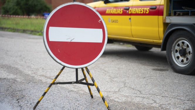 Gāzes piegādes uzņēmums Gaso. Avārijas dienesta auto un ceļa zīme "iebraukt aizliegts"