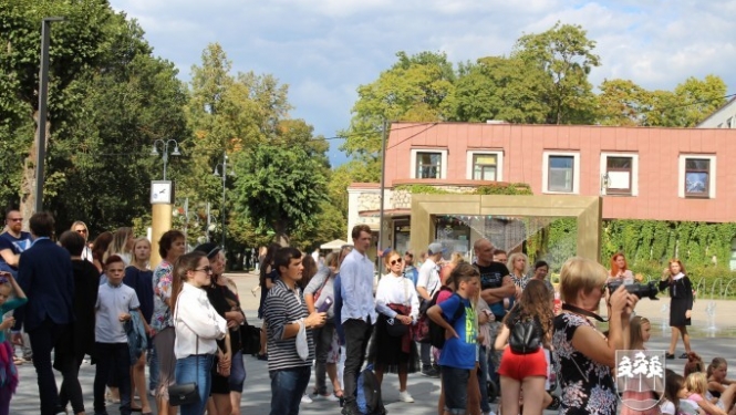 Pirmo skolas dienu Ogrē ievada Zinī BUMS