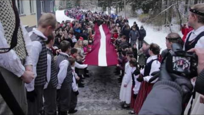 OGRE: skolēni godina karogu (16.11.2016.)