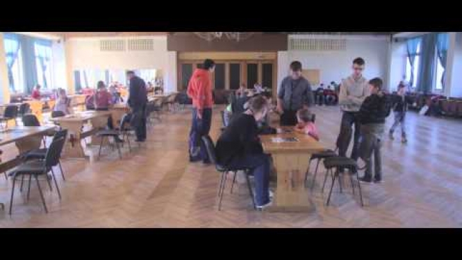 OGRE: Skolēni spēlē dambreti (08.09.2015)