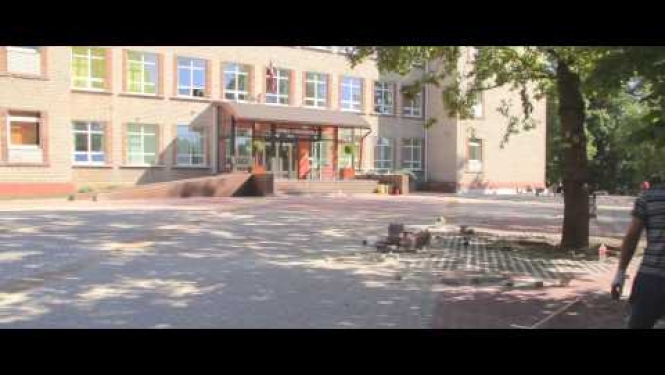 OGRE: Turpinās labiekārtošana darbi Ogres 1.vidusskolā (20.08.15)