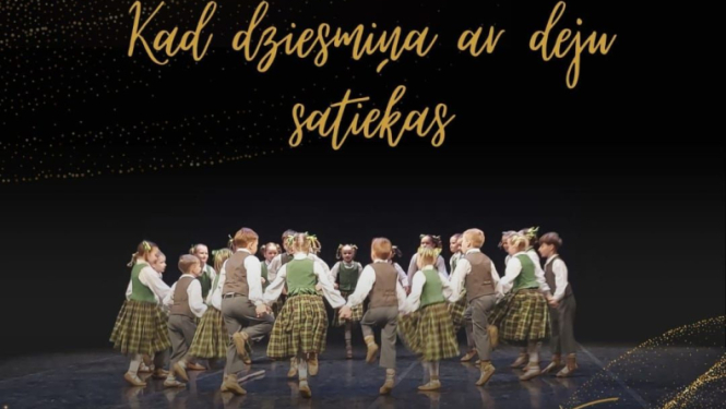 Afiša ar informāciju par pasākumu, fona attēlā - uz skatuves aplī dejojošs bērnu deju kolektīvs tautastērpos