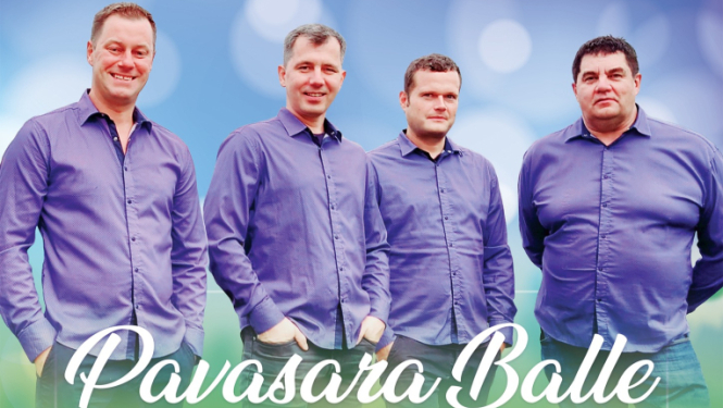 Balles afišā četri muzikanti no grupas "Zemeņu iela" violetos kreklos.