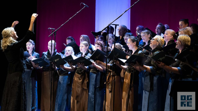 Koris Grīva un tā diriģente 18. novembra svētku koncertā