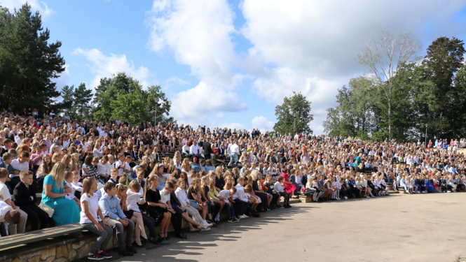 Skolēni Ikšķile estrādē